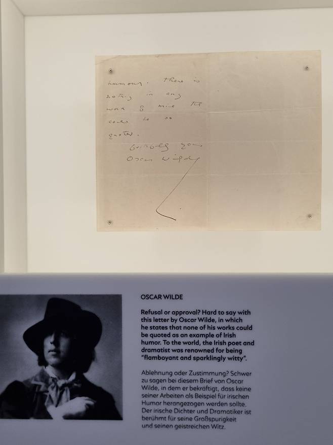 몽블랑 하우스에 전시된 오스카 와일드 손글씨 /최보윤 기자