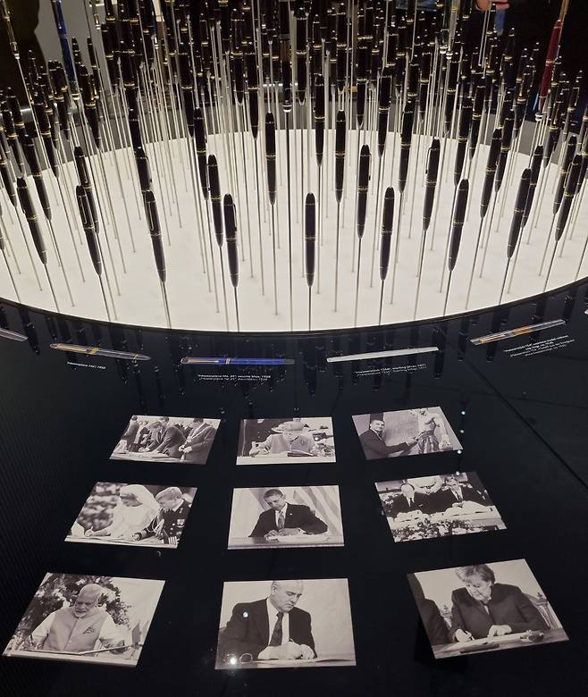 엘리자베스 2세 영국 여왕, 미국 오바마, 구소련 고르바초프, 독일 메르켈, 인도 모디 등 전 세계 수반들이 몽블랑 펜을 사용해 사인 등을 하는 장면을 담은 전시물/ 최보윤 기자