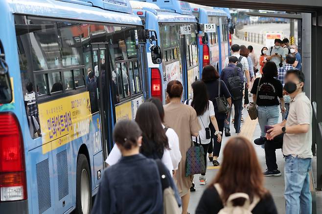 서울 중구 서울역 인근 버스정류장에서 시민들이 출근길 버스에서 하차해 걸음을 옮기고 있다. /뉴스1