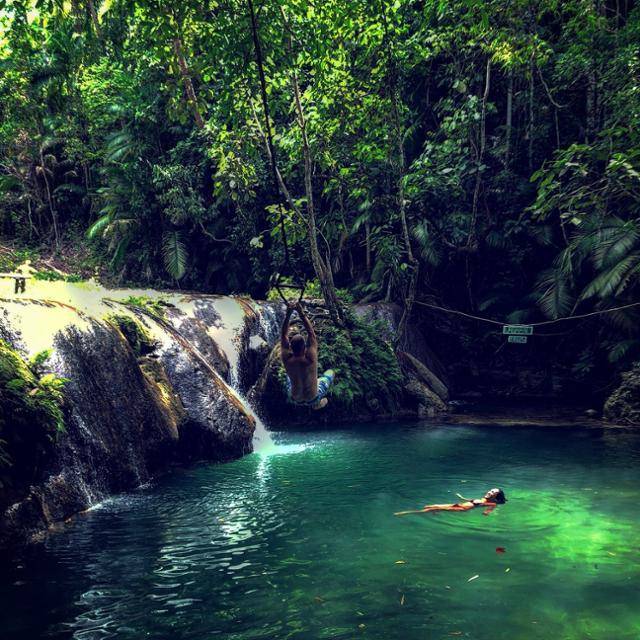 필리핀 중부 센트럴 비사야스 지방에 위치한 시키호르섬의 캄부가하이 폭포에서 서양 관광객들이 여가를 즐기고 있다. 트립어드바이저 홈페이지 캡처