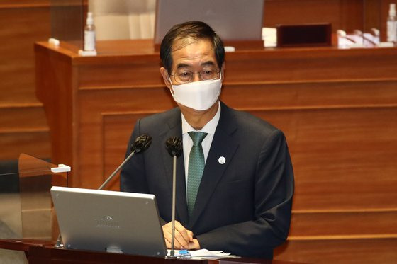 한덕수 국무총리가 25일 국회 본회의장에서 열린 정치ㆍ외교ㆍ통일ㆍ안보 분야 대정부질문에서 의원들의 질문에 답변하고 있다. 김상선 기자