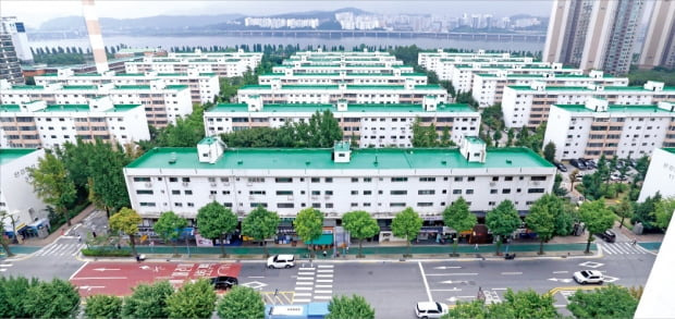 서울 강북의 노른자위 정비사업지로 꼽히는 용산구 이촌동 한강맨션에서 재건축초과이익으로 내야 할 가구당 부담금(예정액)이 평균 7억7000만원에 달할 전망이다. 남쪽으로 한강이 보이는 한강맨션 전경.  임대철 한경디지털랩 기자