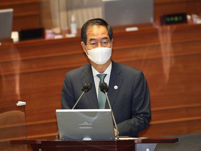 한덕수 국무총리가 25일 오후 국회 본회의장에서 열린 정치·외교·통일·안보 분야 대정부질문에서 더불어민주당 박범계 의원의 질문에 답하고 있다. [연합］