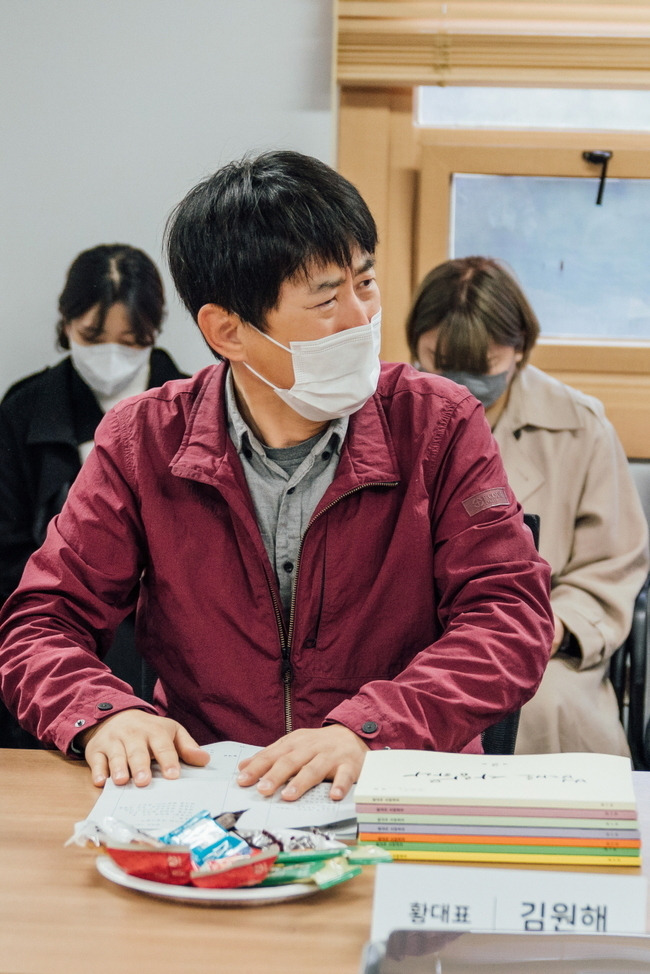 Actor Lee Seung-gi, Lee Se-young, Kim Nam-hee, Jo Han-cheol, Kim Seul-gi, Jeon Gook-hwan and Jeon No-Min have been explosing Synergy since their first meeting.KBS 2TVs new drama Love Love According to the Lawplayplayed by Jah Won-jeong/directed by Lee Eun-jin) unveiled the scene of Transcript Reading on July 25.Love According to the Law, which is scheduled to be broadcasted on August 29, is a Law Mans Drama of Kim Jung-Ho, a former prosecutor, and Kim Yoo-ri, a four-dimensional lawyer tenant.In particularLove According to the Law Law is based on the popular web novel Love According to the Law by Noh Seung-ah, who has more than 25 million views.In the script reading, which was the first person to lead the scene with soft leadership, Lee Eun-jins confident first greetings, various scenes of eye-raising were unfolded from sweet roco sensibility to consensus-based comics and emotional scenes with seriousness.First, Lee Seung-gi proved his return to the melodrama by radiating the charm of a chameleon that crosses sharp reason and warm purity by falling into Kim Yoo-ri, who was called a monster genius and Lee Se-youngs role as Kim Jung-Ho.Lee Se-young, who has emerged as a popular beauty with Red End of Clothes and Retail, expressed his character and loveliness as Kim Yoo-ri, a tenant who opened Law Cafe on the first floor of Kim Jung-Ho (Lee Seung-gi), a 4-dimensional lawyer who can not stand injustice and can not stand injustice. ...Kim Nam-hee, who took the eyes of viewers properly in Mr. Sunshine, WWW, and Netflix Sweet Home, helped the vitality of the drama by radiating comfort and surprise through Kim Jung-Ho cousin and the role of Psychiatrist Director Park Woo-jin.Kim Seul-gi, who has also been noted for his color-specific activities such as Discovery of Love, Oh My Ghost, and The Mans Memory, is the leader of the National Federation of State High School Assos 4th People and the police officer Han Se-yeon. She showed her sister beauty.Oh Dong-min, who showed off his extensive character digestion in Dr. Frisner, Kingdom, and Outgoing Table, is a chef Do Jin-gi of the Italian restaurant Noki, who is in charge of the attention and humor of the National Federation of State High School Asso. He spewed his arms out.In addition, the individualist Actor Andong Station and Kim Do-hoon, who will shine the unique character absorption power, completely transformed into Seo Eun-gang and Bae Jun, the employees of Kim Yoo-ri (Lee Se-young) Law Cafe.Andong Station, which has played a role of licorice in Sweet Home and That Year We, is a handsome face and coffee making skill, and Kim Do-hoon, who has become a hot rookie through Seo Eun-gang, has a goal, and Todays Webtoon, is a student of Law Cafe, which is sunny and cute. Law school student Bae Jun station caused disarming large dog beauty.In addition, Cho Han-cheol - Jeon Gook-hwan - Jeon No-Min - Won-hae Kim - Hwang Young-hee - Jang Hye-jin, who will be responsible for controlling the intensity of Drama with deep acting, doubled the authenticity and vitality of the drama.Lee Han-cheol, CEO of Dohan Construction, which is wrapped in veil, shook the scene with ambitious Acting, and Jeon Gook-hwan erupted a heavy charisma as a representative of the group.Jeon No-Min appeared as Kim Jung-Hos father and Seoul Central District Prosecutor Kim Seung-woon, and presented Lee Seung-gi and a different chemistry. Won-hae Kim formed Lee Se-young and Tikitaka as Hwang Dae-pyo, the law firm Kim Yoo-ri once had.Hwang Young-hee was Kim Yoo-ris mother Song Ok-ja, who was married to Lee Se-young, and Jang Hye-jin, who met Lee Se-young again after the Red End of Clothes Retail, attracted a pleasant energy by showing off his power.