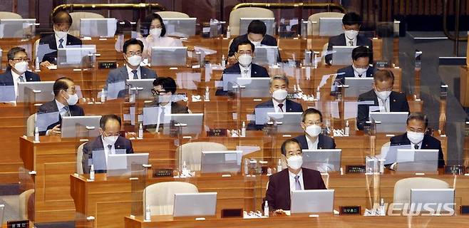 [서울=뉴시스] 김선웅 기자 = 한덕수 국무총리를 비롯한 국무위원들이 21일 서울 여의도 국회에서 열린 제398회 국회(임시회) 제3차 본회의에 참석하고있다. (공동취재사진) 2022.07.21. photo@newsis.com