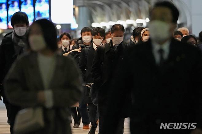 [도쿄(일본)=AP/뉴시스]일본에서 코로나19 신규 확진자가 급속도로 늘어나자 지방 정부들도 급증하는 코로나 감염 사태에 대처하기 위한 노력을 강화하고 있다. 자료사진은지난 2월18일 저녁 도쿄에서 마스크를 쓴 시민들이 기차역을 걷고 있는 모습..2022.07.25.