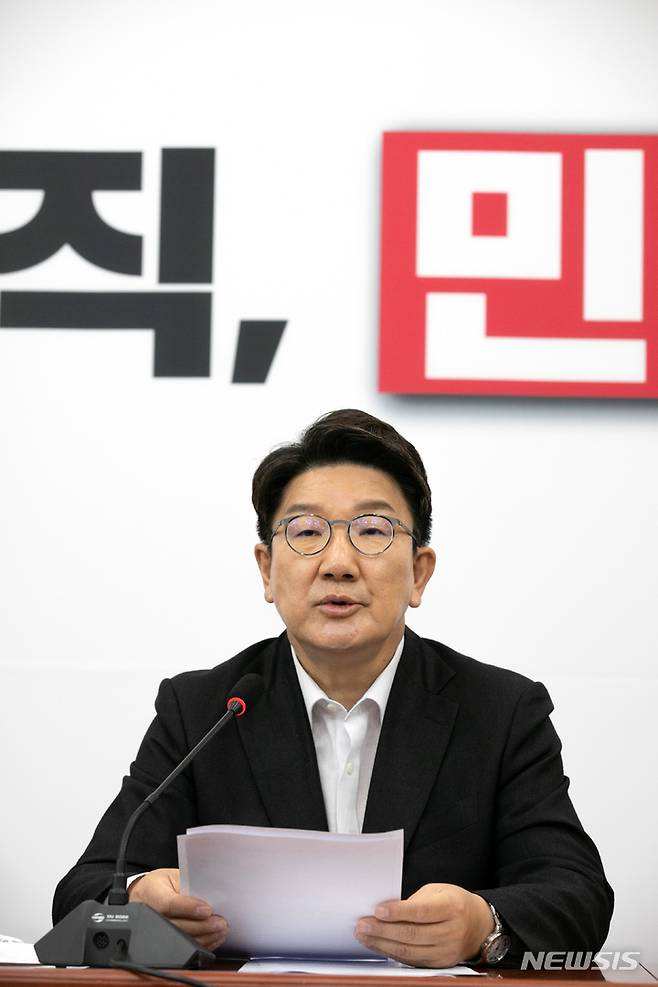 [서울=뉴시스] 김선웅 기자 = 국민의힘 권성동 당 대표 직무대행 겸 원내대표가 25일 서울 여의도 국회에서 열린 최고위원회의에서 발언하고 있다. (공동취재사진) 2022.07.25. photo@newsis.com