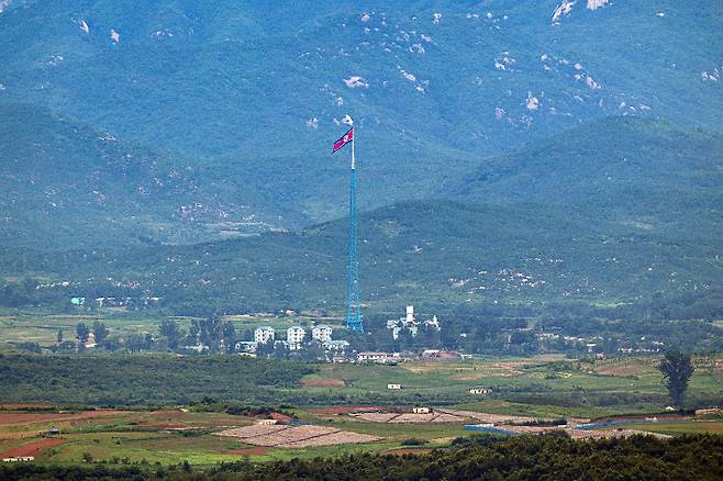 경기도 파주시 오두산 통일전망대에서 바라본 서부전선 비무장지대(DMZ)에서 북측 기정동 마을 인공기가 펄럭이고 있다. 연합뉴스