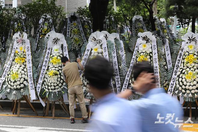 행정안전부 내 경찰국 신설에 반대하는 전국 경찰서장 회의를 주도한 류삼영 총경의 대기발령 조치와 참석자들에 대한 감찰로 인한 후폭풍이 이어지고 있는 25일 서울 서대문구 경찰청 인근에 대기발령에 항의하는 근조 화환이 세워져 있다. 류영주 기자