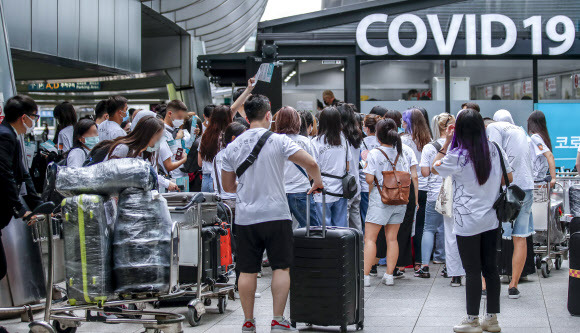 북적이는 인천공항 코로나 검사센터  - 24일 인천국제공항 1터미널 코로나19 검사센터에 검사를 받으려는 여행객이 몰려들고 있다. 코로나19 확진자가 꾸준히 늘어나면서 25일부터 해외에서 한국으로 입국한 이들은 유전자증폭(PCR) 검사를 입국 3일 이내가 아닌 1일 이내에 받아야 한다.뉴시스