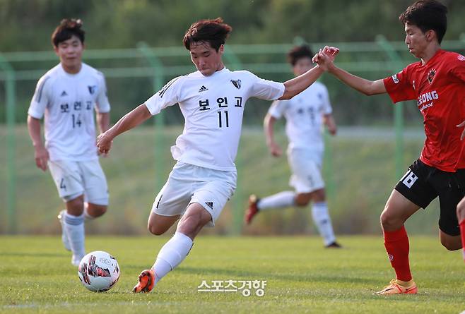 ‘제 55회 대통령금배 전국고교축대회’에 참가한 서울 보인고등학교 조영광  선수가 16일 경상남도 남해군 상주한려해상체육공원에서 열린 충북 청주 대성고와의 경기에서 골을 성공시키고 있다. 경향신문과 대한축구협회 주최로 열린 ‘제 55회 대통령금배 전국고교축대회’는 7월 16일부터 30일까지 남해군 일대에서 열린다.  / 남해|이준헌 기자