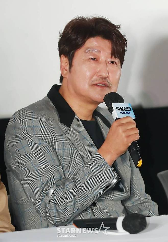배우 송강호가 25일 오후 서울 강남구 코엑스 메가박스에서 진행된 영화 '비상선언'(감독 한재림) 언론시사회에 참석해 질문에 답하고 있다.  사상 초유의 항공테러로 무조건적 착륙을 선포한 비행기를 두고 벌어지는 리얼리티 항공재난 영화 '비상선언'은 오는 8월 3일 개봉한다. /2022.07.25 /사진=이동훈 기자 photoguy@