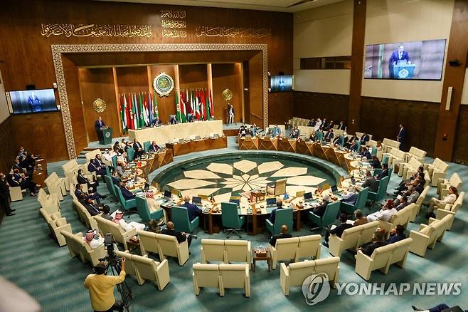 이집트 방문한 러시아 외무장관 (AFP=연합뉴스) 세르게이 라브로프 러시아 외무장관이 24일(현지시간) 이집트 카이로에서 아랍연맹 회원국 대표들을 만나 연설하고 있다. 2022.7.25 [러시아 외무부 제공, 재판매 및 DB 금지]