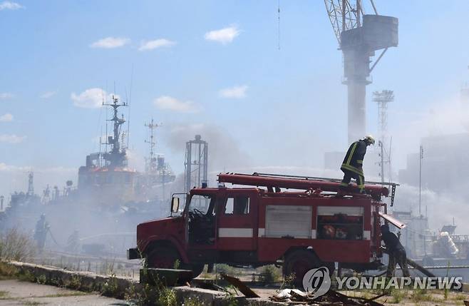 불타는 오데사항 (오데사<우크라이나> AFP=연합뉴스) 지난 23일 러시아가 우크라이나 남부 오데사항을 공격해 화재가 발생하자 우크라이나 소방관들이 급히 불을 끄는 모습을 오데사 시의회가 24일 텔레그램 채널로 공개했다. 2022.7.25 photo@yna.co.kr