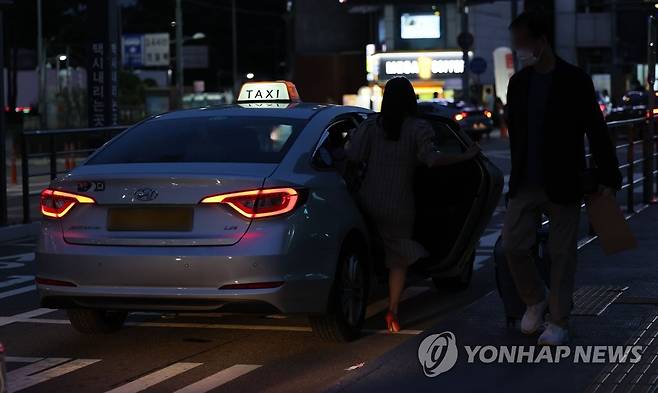 서울역 택시승강장에서 시민들이 택시를 타고 있다 [연합뉴스 자료사진]