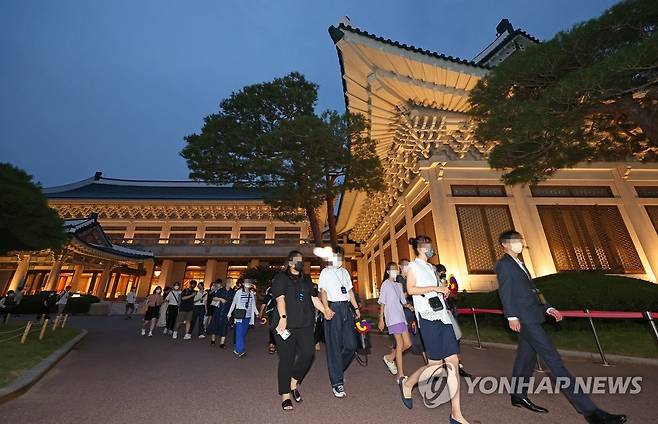 청와대에서 즐기는 여름밤의 정취 (서울=연합뉴스) 김도훈 기자 = 20일 청와대 야간 개방 행사인 '청와대 한여름 밤의 산책' 행사에 참여한 시민들이 본관 관람을 마친 뒤 건물을 나서고 있다.
    청와대 야간 관람은 다음 달 1일까지(화요일 휴무) 사전 신청과 추첨을 거쳐 선정된 관람객 1천200명을 대상으로 진행된다. 2022.7.20 superdoo82@yna.co.kr