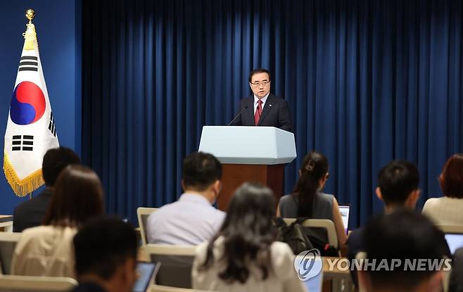 브리핑하는 김성한 국가안보실장 (서울=연합뉴스) 서명곤 기자 = 김성한 국가안보실장이 25일 오후 서울 용산 대통령실 청사 브리핑룸에서 조코 위도도(조코위) 인도네시아 대통령의 방한 등과 관련해 브리핑하고 있다.  2022.7.25 seephoto@yna.co.kr