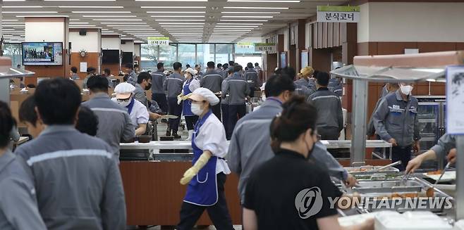 대우조선해양 구내식당에 직원들 가득 (거제=연합뉴스) 김동민 기자 = 25일 경남 거제시 아주동 대우조선해양 옥포조선소 내 식당이 작업자로 가득 차 있다. 2022.7.25
 image@yna.co.kr