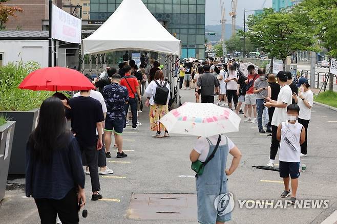 코로나19 확산세에 북적이는 선별검사소 (서울=연합뉴스) 임화영 기자 = 코로나19 확산세가 거세지며 임시선별검사소가 다시 재가동되고 있는 가운데 24일 오후 서울 서초구 고속버스터미널 임시선별검사소에서 피검자들이 줄을 서 있다.
    정부는 지난 20일 추가 재유행 대책을 내놓으며 임시선별검사소를 수도권 55곳, 비수도권 15곳 등 70곳으로 늘리겠다고 계획을 밝혔다. 
    서울은 관악구 낙성대공원, 서초구 고속터미널역, 도봉구 도봉구청, 노원구 노원구민의전당, 강동구 암사역사공원 등이다. 2022.7.24 hwayoung7@yna.co.kr