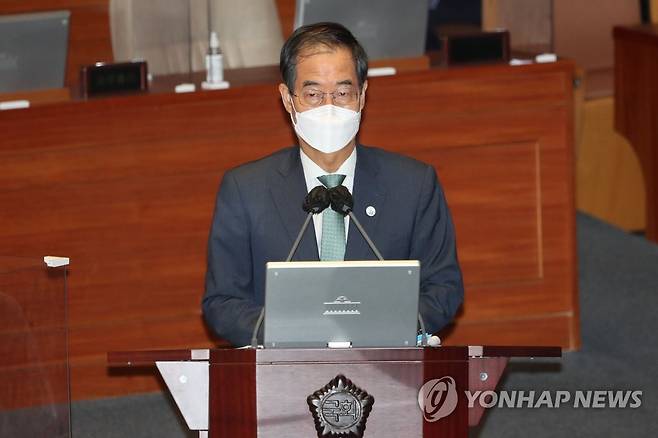 질문에 답하는 한덕수 국무총리 (서울=연합뉴스) 하사헌 기자 = 한덕수 국무총리가 25일 오후 서울 여의도 국회 본회의장에서 열린 정치·외교·통일·안보 분야 대정부질문에서 더불어민주당 박주민 의원의 질문에 답하고 있다. 2022.7.25 [국회사진기자단] toadboy@yna.co.kr