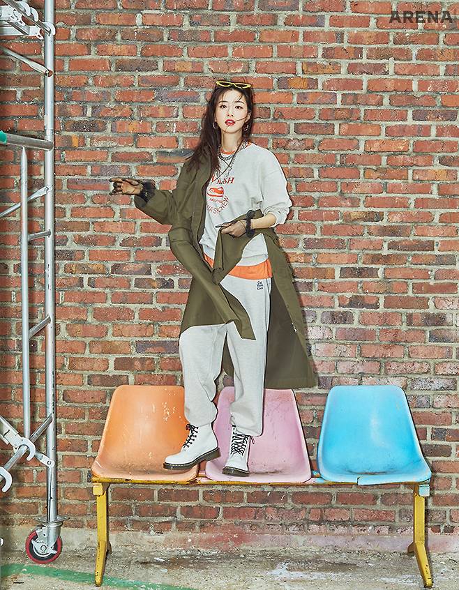 이너에 레이어드한 오렌지 컬러 로고 그래픽 디자인 티셔츠와 귀여운 로고를 담은 그레이 컬러 스웨트 셔츠와 포켓 부분에 로고가 더해진 스웨트 팬츠, 탈 부착 후드와 허리라인 스트링으로 다양한 스타일의 연출이 가능한 레인코트 모두 CRAZY CAR WASH CREW. 헤어에 연출한 옐로우 컬러 캣아이 선글라스 PROJEKT PRODUKT. 시스루 글러브와 체인 네크리스, 볼드한 이어링, 화이트 워커는 모두 에디터 소장품.