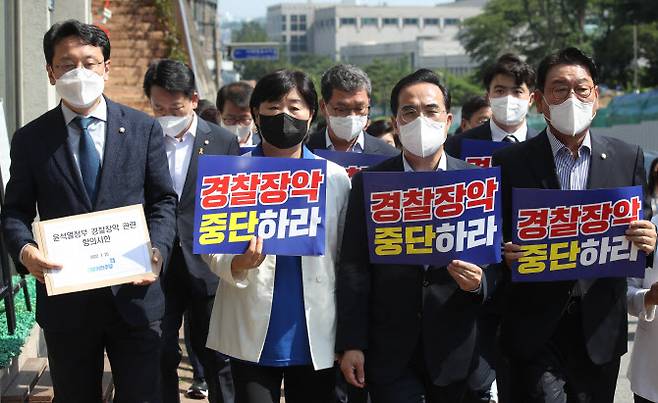 박홍근(오른쪽에서 두 번째) 더불어민주당 원내대표와 서영교 (왼쪽에서 두 번째) 경찰장악 저지대책단장 등이 26일 오전 서울 용산구 대통령 집무실 인근에서 ‘윤석열 정권 경찰장악 규탄 기자회견’을 마친 뒤 항의서한을 전달하기 위해 대통령실로 향하고 있다.(사진=연합뉴스)