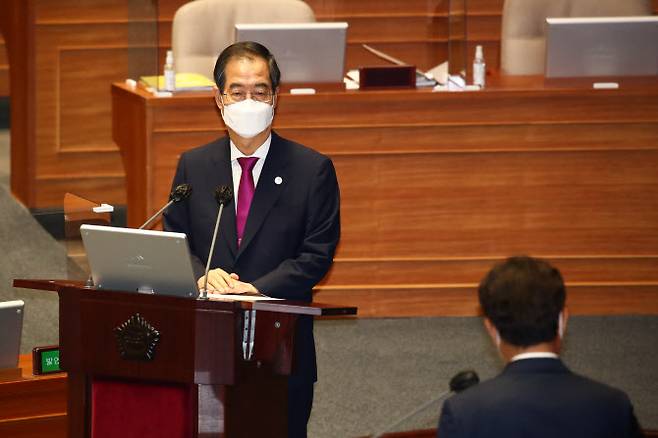 한덕수 국무총리가 26일 국회 본회의장에서 열린 경제 분야 대정부질문에서 더불어민주당 신동근 의원의 질문에 답변하고 있다.(사진 = 국회사진기자단)