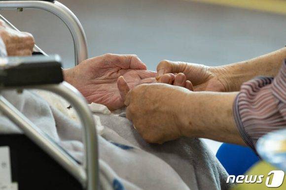 간병 문제는 연금 개혁만큼 중요하다. 간병 비용을 대폭 낮추는 정책이 시급하다. 25일부터 요양병원-시설에서 손을 잡는 접촉 면회가 중단됐다. [사진=뉴스1]