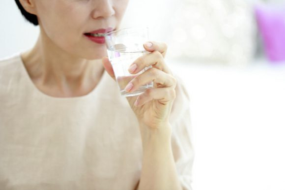 땀을 많이 흘리는 요즘 물을 자주 마셔야 몸의 수분 부족을 막을 수 있다. 혈액이 끈끈해지면 혈관 질환이 악화될 우려가 높다. [사진=클립아트코리아]