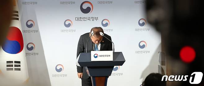 이상민 행정안전부 장관이 25일 서울 종로구 정부서울청사 별관에서 경찰국 신설 관련 총경회의에 대한 행안부 입장을 밝한 뒤 인사하고 있다. 2022.7.25/뉴스1 © News1 박지혜 기자