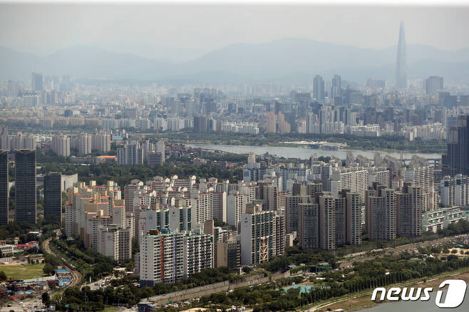서울 영등포구 여의도 63아트에서 바라본 도심 아파트 모습. 2022.7.25/뉴스1 © News1 황기선 기자