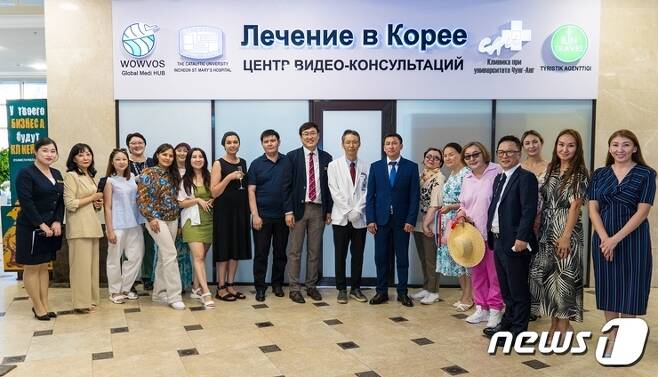 인천성모병원 관계자들이 카자흐스탄 누르술탄 헬스케어센터 2호 개소식에 참석해 기념사진을 촬영하고 있다.(인천성모병원 제공)2022.7.26/뉴스1