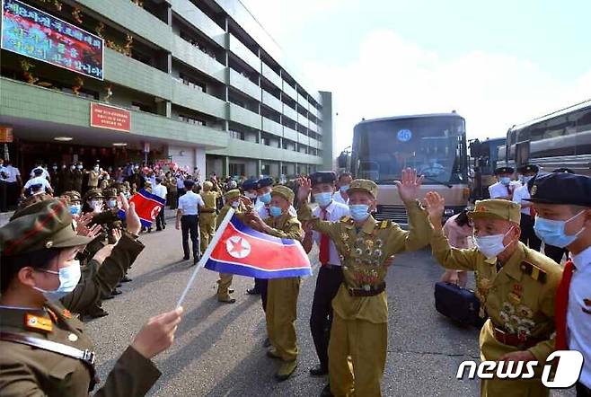 (평양 노동신문=뉴스1) = 제8차 전국노병대회 참가자들이 평양에 도착했다고 26일 북한 조선노동당 기관지 노동신문이 전했다. [국내에서만 사용가능. 재배포 금지. DB 금지. For Use Only in the Republic of Korea. Redistribution Prohibited] rodongphoto@news1.kr