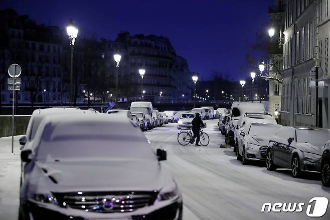 유럽이 연말 그 어느 때보다 추운 겨울 밤을 맞을 전망이다. 사진은 지난해 2월 10일 꽁꽁 언 프랑스 파리 시내 모습. 2021. 2. 10. © 로이터=뉴스1 © News1 최서윤 기자