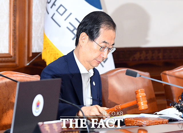 한덕수 국무총리가 26일 오전 서울 종로구 정부서울청사에서 열린 국무회의에 참석해 회의 시작을 알리는 의사봉을 두드리고 있다. /이동률 기자