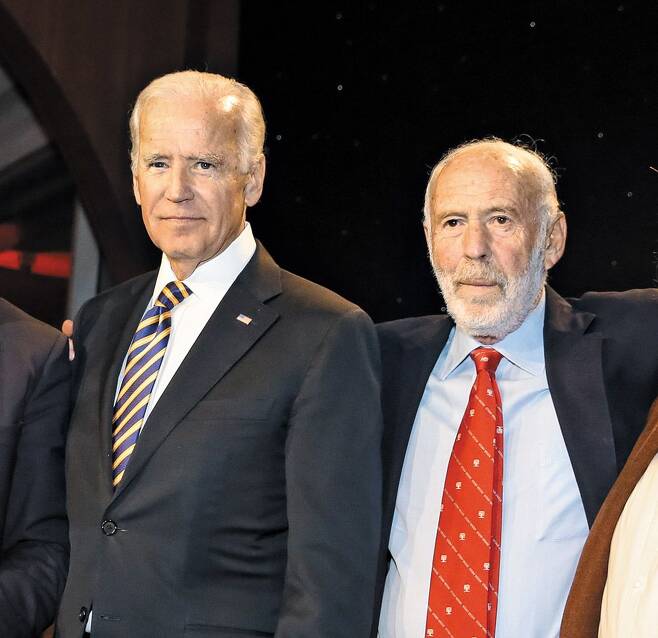 2017년 뉴욕의 한 행사에 참석한 제임스 사이먼스(오른쪽)와 조 바이든. /게티이미지코리아