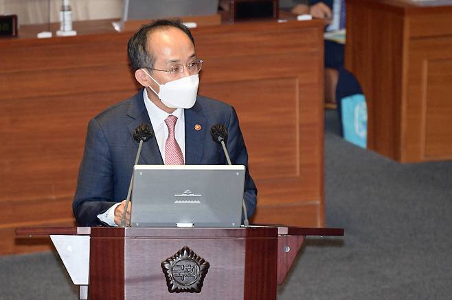 추경호 경제총리가 26일 오후 서울 여의도 국회 본회의장에서 열린 경제 분야 대정부질문에서 의원들의 질문에 답하고 있다. /연합뉴스