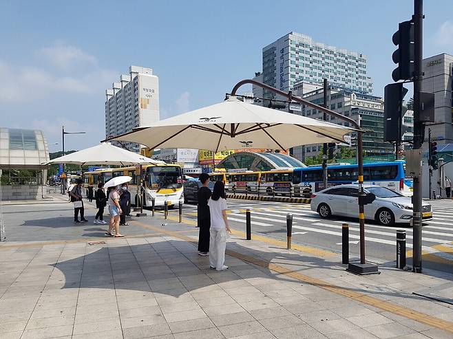 경기 고양시 주요 교차로와 횡단보도 구간에 파라솔 형태의 야외 그늘막이 설치 운영되고 있다. 고양시 제공