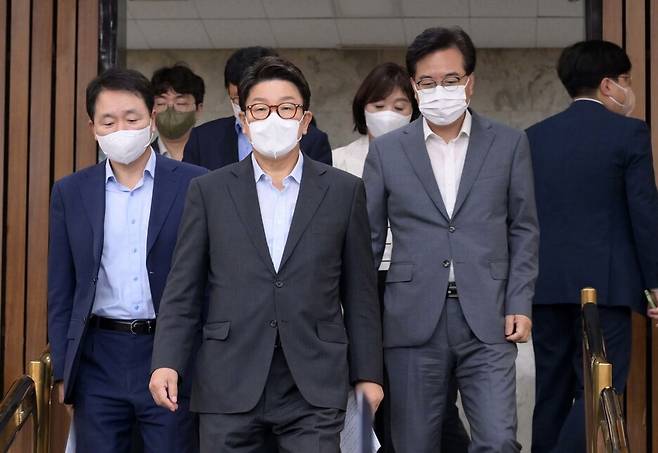 권성동 국민의힘 대표 직무대행 겸 원내대표가 26일 오전 서울 여의도 국회에서 열린 원내대책회의에 참석하고 있다. 왼쪽은 성일종 정책위의장, 오른쪽은 송언석 원내수석부대표. 공동취재사진