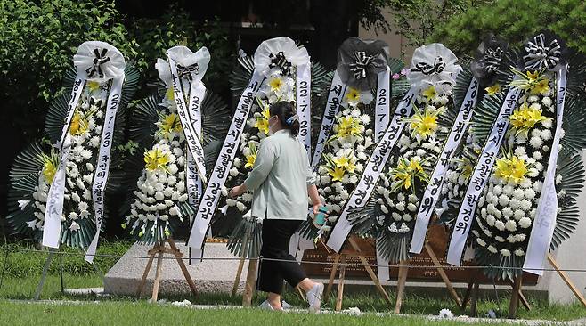 26일 오전 서울 서대문구 경찰청 인근에 세워진 경찰국 신설을 반대하는 근조 화환 앞으로 한 시민이 지나가고 있다. 신소영 기자 viator@hani.co.kr