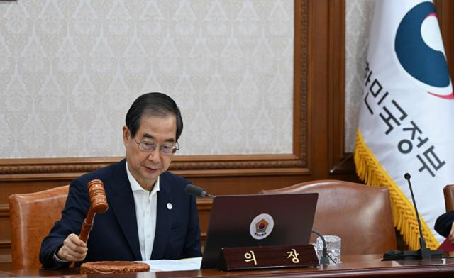 한덕수 국무총리가 26일 정부서울청사에서 열린 국무회의를 개회하며 의사봉을 두드리고 있다. 서재훈 기자