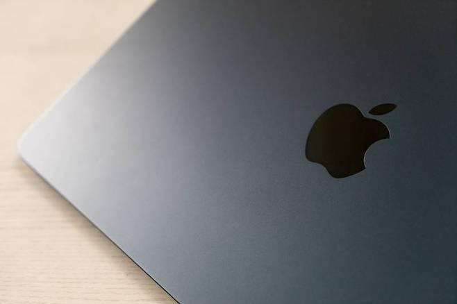 성능 유지력이 떨어지는 맥북 에어 라인업에서는 성능 차이가 별로 나지 않는다. 다만 쿨링팬이 장착된 맥북 프로라면 격차가 제법 날 것으로 판단된다. 출처=IT동아