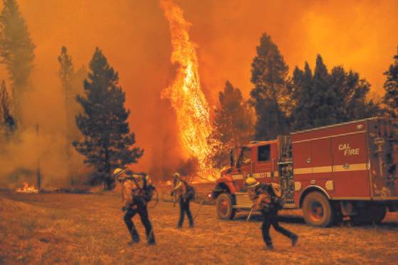 미국 소방대원들이 23일 요세미티 국립공원에서 멀지 않은 캘리포니아 주 동부 마리포사에서 산불 진화 작업을 벌이고 있다. [AP=연합뉴스]