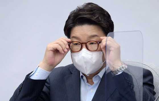 권성동 국민의힘 대표 직무대행 겸 원내대표가 26일 오전 서울 여의도 국회에서 열린 원내대책회의에 참석해 모두발언을 마치고 안경을 고쳐쓰고 있다. 김상선 기자