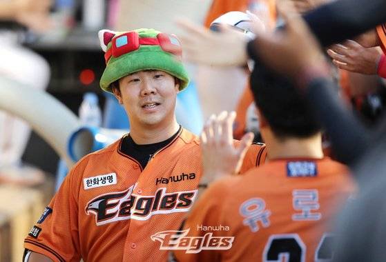 22일 대전 KT전에서 홈런을 친 뒤 티모 모자를 쓰고 축하를 받는 한화 김인환. [사진 한화 이글스]