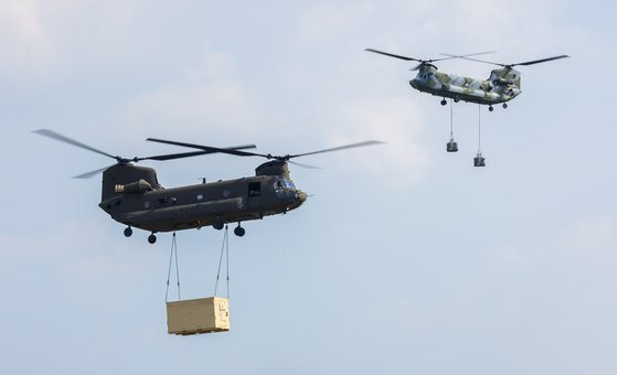 지난 25일 오후 경기도 이천 육군항공사령부에서 CH-47D 시누크 수송헬기 2대가 전방에 보급할 물자를 나르고 있다. 뉴스1