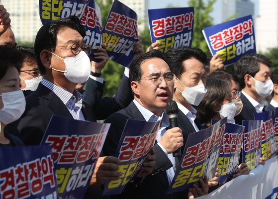 더불어민주당 박홍근 원내대표가 26일 오전 서울 용산구 대통령 집무실 인근에서 열린 '윤석열 정권 경찰장악 규탄' 기자회견에서 발언하고 있다. 연합뉴스