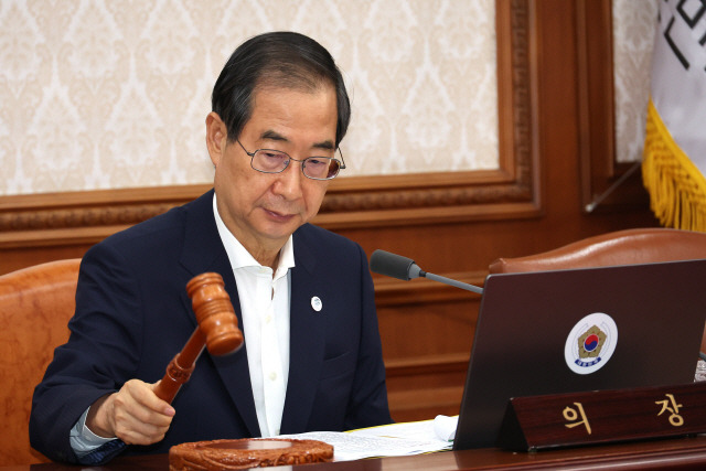 ▲ = 한덕수 국무총리가 26일 오전 정부서울청사에서 행정안전부 내 경찰국 신설을 위한 시행령 개정안이 상정되는 국무회의를 개회하며 의사봉을 두드리고 있다.