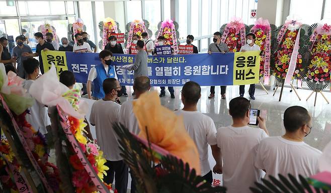 지난 23일 충남 아산 경찰 인재개발원에서 전국 경찰서장 회의가 열리는 가운데, 전국에서 모인 경찰관들이 응원 메시지를 담은 현수막을 들고 있다. 연합뉴스