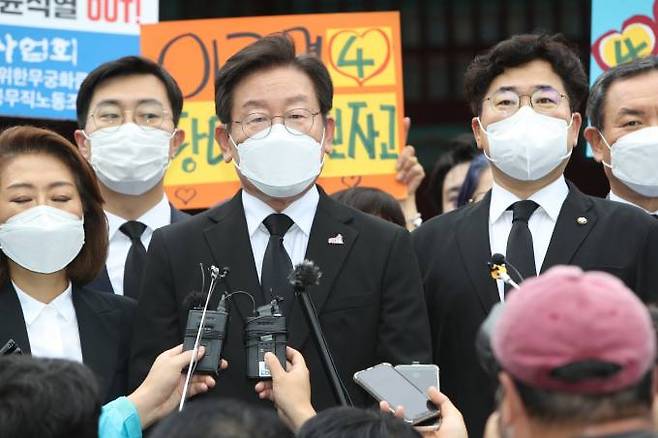 더불어민주당 유력 당권주자인 이재명 상임고문이 예비경선을 나흘 앞둔 24일 오후 광주 북구 운정동 국립5·18민주묘지를 찾아 참배한 뒤 인사말을 하고 있다.   사진=연합뉴스